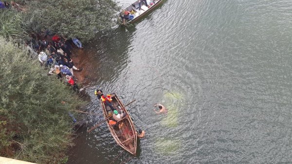 Vehículo cayó de un puente en Yguazú - Fotos - ABC Color