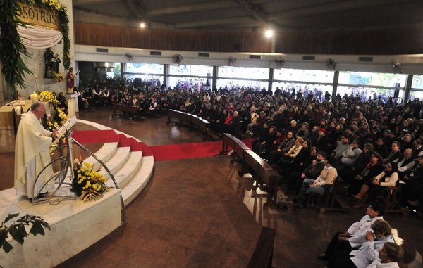 Una multitud honró a María Auxiliadora en Asunción - Edicion Impresa - ABC Color