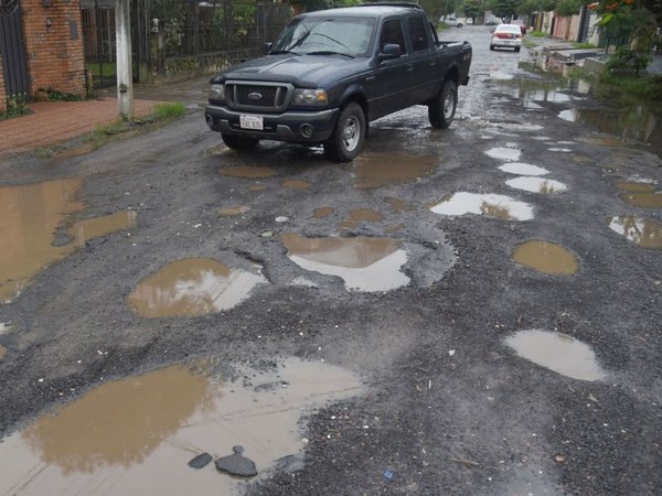 Calles que fueron desvíos por obras viales están destruidas