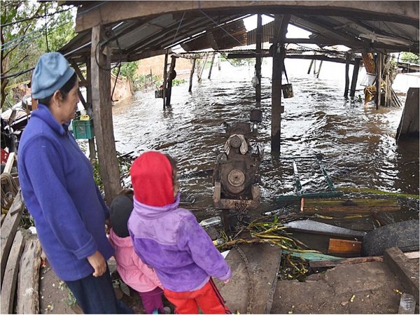 Crecida del río Paraguay golpea la  economía de las familias ribereñas