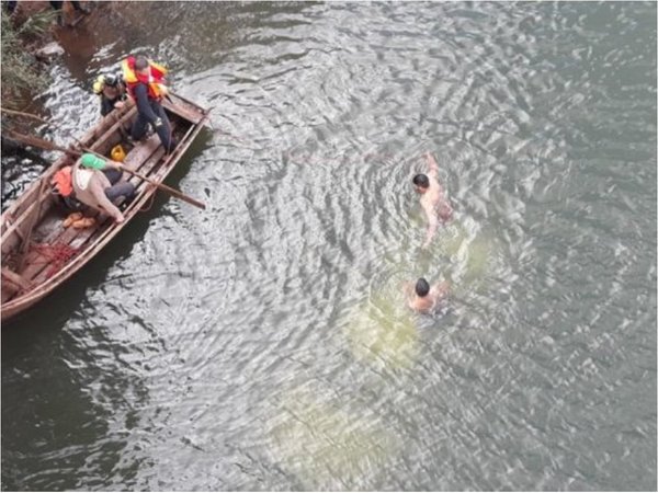 Cayeron al río al chocar  con auto en un puente