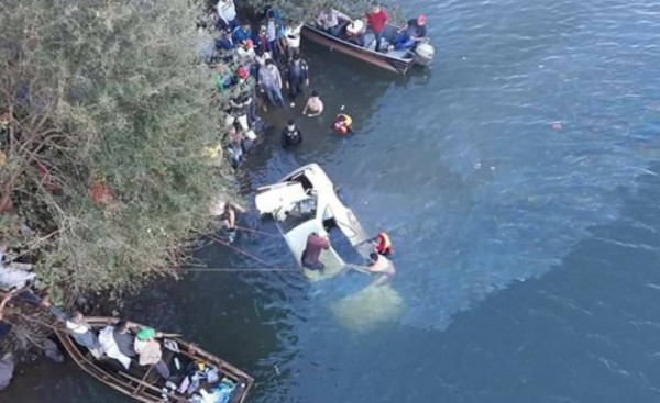 Recuperan vehículo que cayó al río sin la víctima fatal