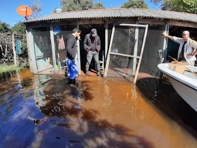 Asisten a familias aisladas por inundaciones - Radio 1000 AM