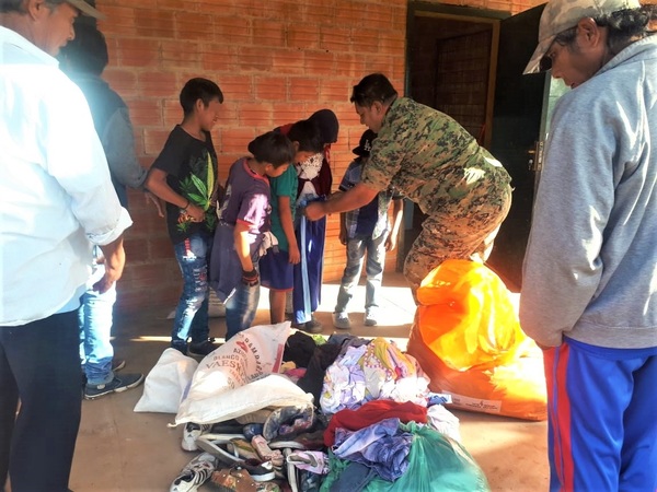 Agentes policiales entregan alimentos y ropas en zonas alejadas del Chaco
