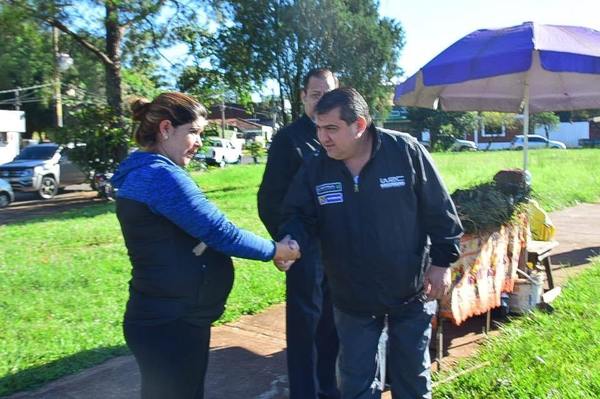 MUNICIPALIDAD DA MARCHA ATRAS Y REUBICA A VENDEDORES DE YUYOS