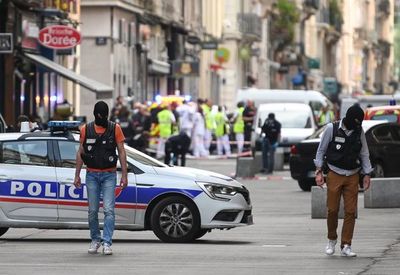 Francia busca a sospechoso tras ataque con paquete bomba en Lyon