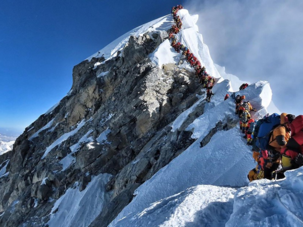 Atasco en el Everest: Aumenta a 10 alpinistas fallecidos - Radio 1000 AM
