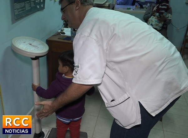 Gran cantidad de madres vacunan a sus hijos en la Clínica Indígena de Filadelfia