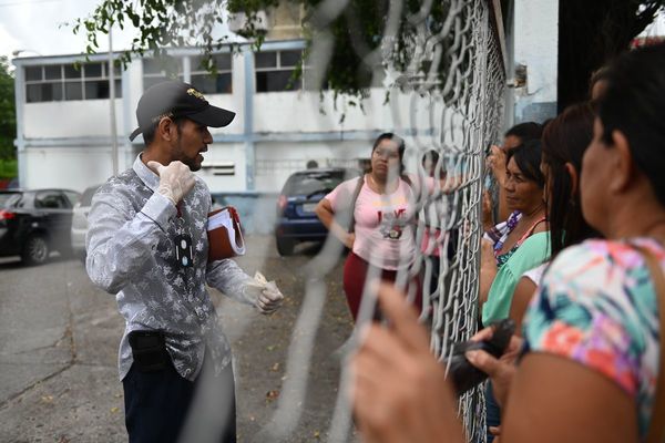 Familiares esperan en la morgue tras muerte de 29 presos en Venezuela