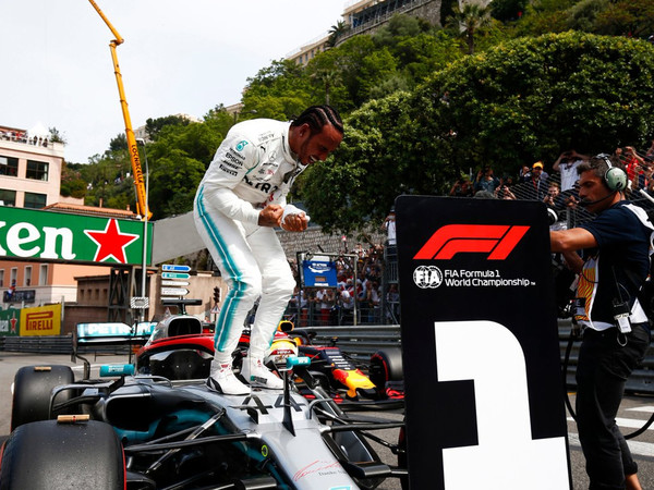 Lewis Hamilton logra la pole en Mónaco