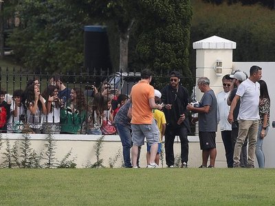 Neymar llega a Brasil respaldado para la esperada conversación con Tite