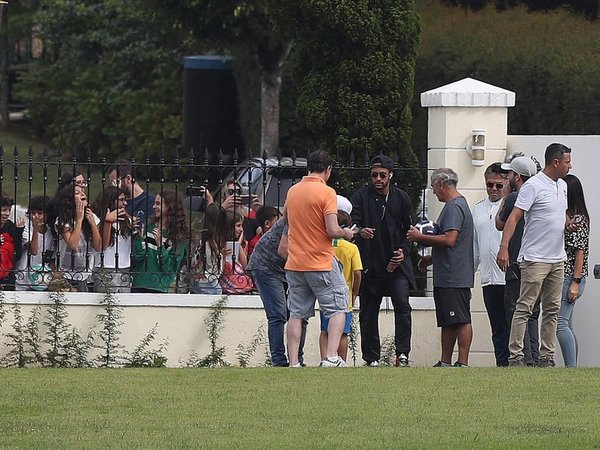 Neymar llega a Brasil respaldado para la esperada conversación con Tite