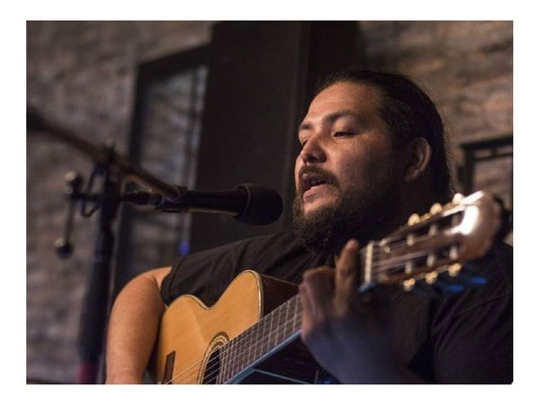 Músico paraguayo interpreta Wonderwall de Oasis en guaraní