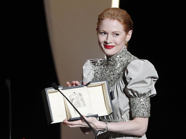Emily Beecham gana el premio a mejor actriz en Cannes
