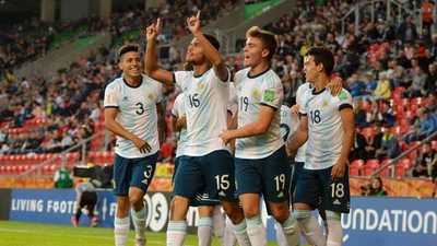 Argentina golea en su primera presentación