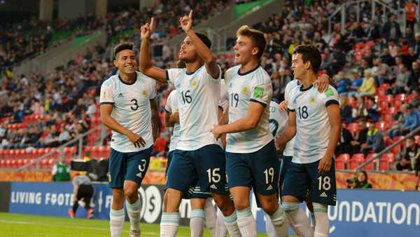 Argentina golea en su primera presentación
