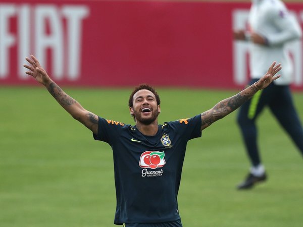 Neymar muestra ganas y alegría en su primer entrenamiento con Brasil