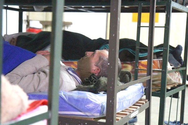 Por temporada de frío habilitan otra vez un albergue
