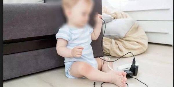 Bebé murió al morder cable de un cargador