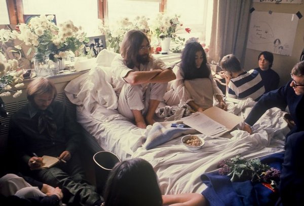 Hace 50 años, Lennon y Yoko pedían una chance para la paz - Espectaculos - ABC Color