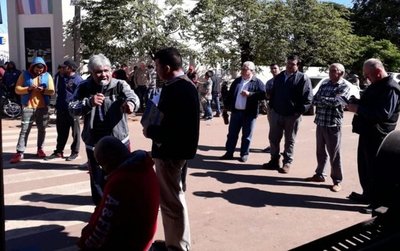 Arrecian denuncias por mala atención y la ausencia de médicos en hospital - Edicion Impresa - ABC Color