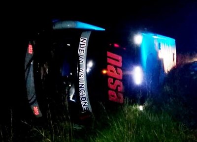 Bus embistió a un equino y luego volcó - Edicion Impresa - ABC Color