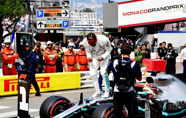Hamilton con la pole, en 1-2 de Mercedes - Edicion Impresa - ABC Color