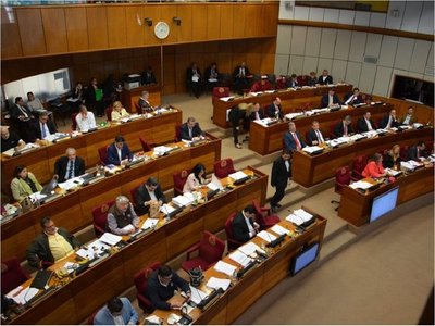 Congresistas con salarios vip se resisten a cambiar jubilación de oro