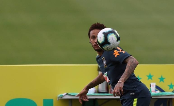 HOY / Neymar muestra ganas y alegría en su primer entrenamiento con Brasil