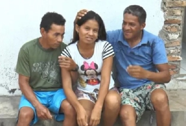 Mujer vive con sus dos enamorados en la misma casa