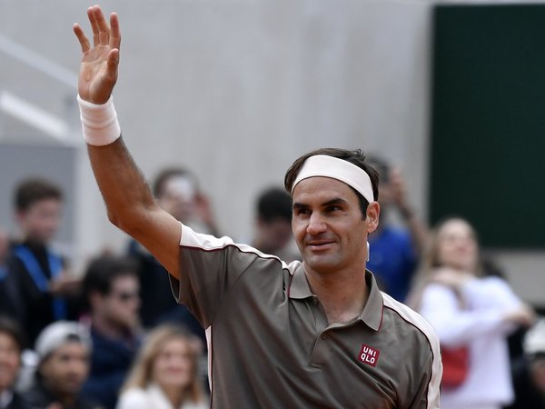 Federer triunfa en su retorno a Roland Garros