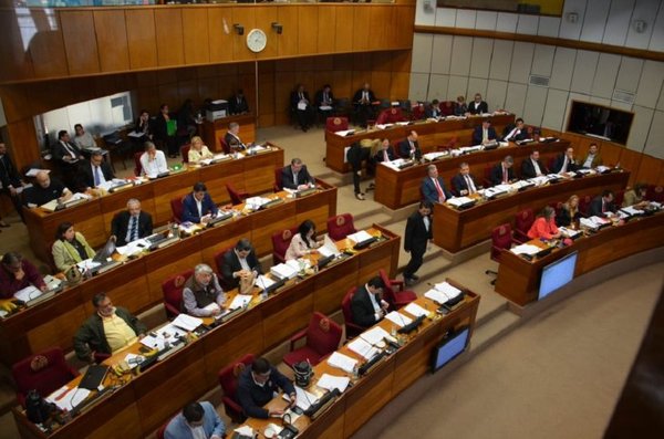 Congresistas con salarios vip se resisten a cambiar jubilación de oro