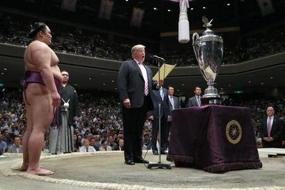 Trump se vuelca a diplomacia personal en Japón con partida de golf y visita a torneo de sumo | .::Agencia IP::.