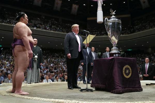 Trump se vuelca a diplomacia personal en Japón con partida de golf y visita a torneo de sumo | .::Agencia IP::.