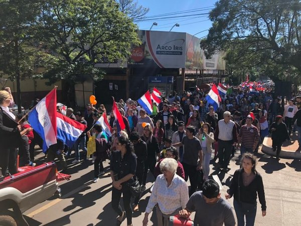 Ciudadanos marchan contra planilleros en CDE - Nacionales - ABC Color