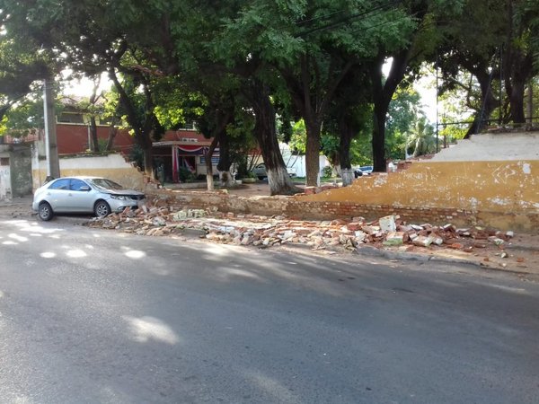 Mujer iba a toda bala y se estrelló contra muralla de comisaría