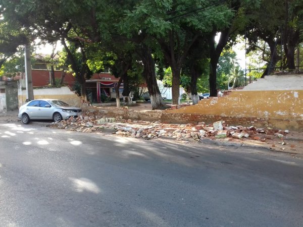 Mujer iba a toda bala y se estrelló contra muralla de comisaría