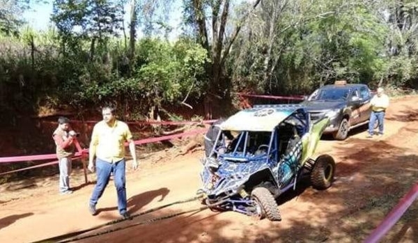 HOY / Percance fatal en Arroyos y Esteros: vehículo de competición embistió a niña de 12 años