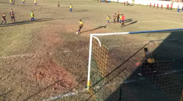 Definió de rabona un penal y le atajaron
