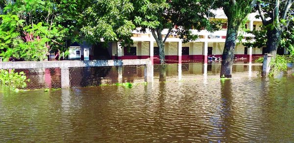 En plena inundación, profes y alumnos se ingenian