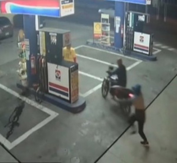 Rajan a dos motochorros a botellazos