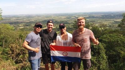 Motoviajantes daneses cautivados por la solidaridad paraguaya