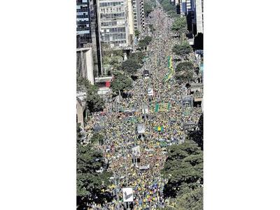 Adherentes de Bolsonaro salen a las calles en masa  a apoyar al Gobierno