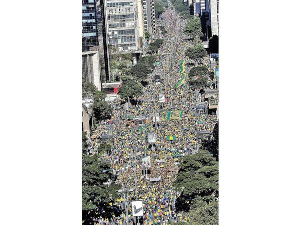 Adherentes de Bolsonaro salen a las calles en masa a apoyar al Gobierno