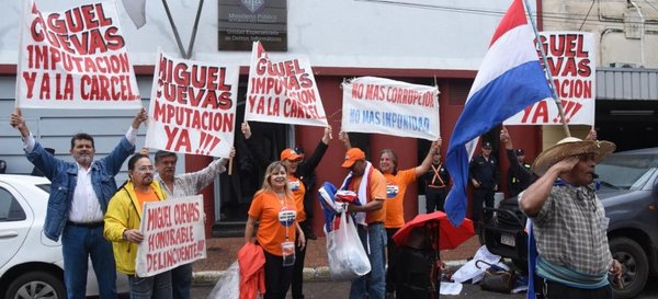 Comienzan manifestaciones hasta que imputen a Cuevas - Edicion Impresa - ABC Color
