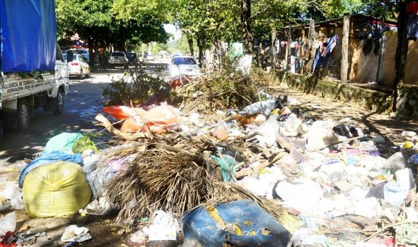 Basura y calles destrozadas ya son “tradición” en cada barrio asunceno - Edicion Impresa - ABC Color