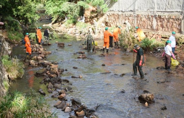 Limpieza de arroyo moviliza a 300 personas en San Lorenzo - Edicion Impresa - ABC Color