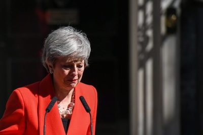 May dimite tras no conseguir el Brexit