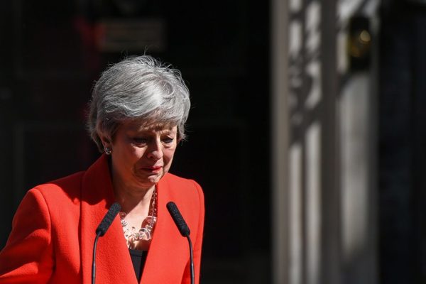 May dimite tras no conseguir el Brexit