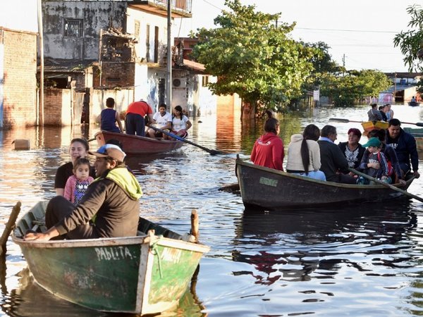 En capital aprovechan crecida del río para realizar paseos en canoa